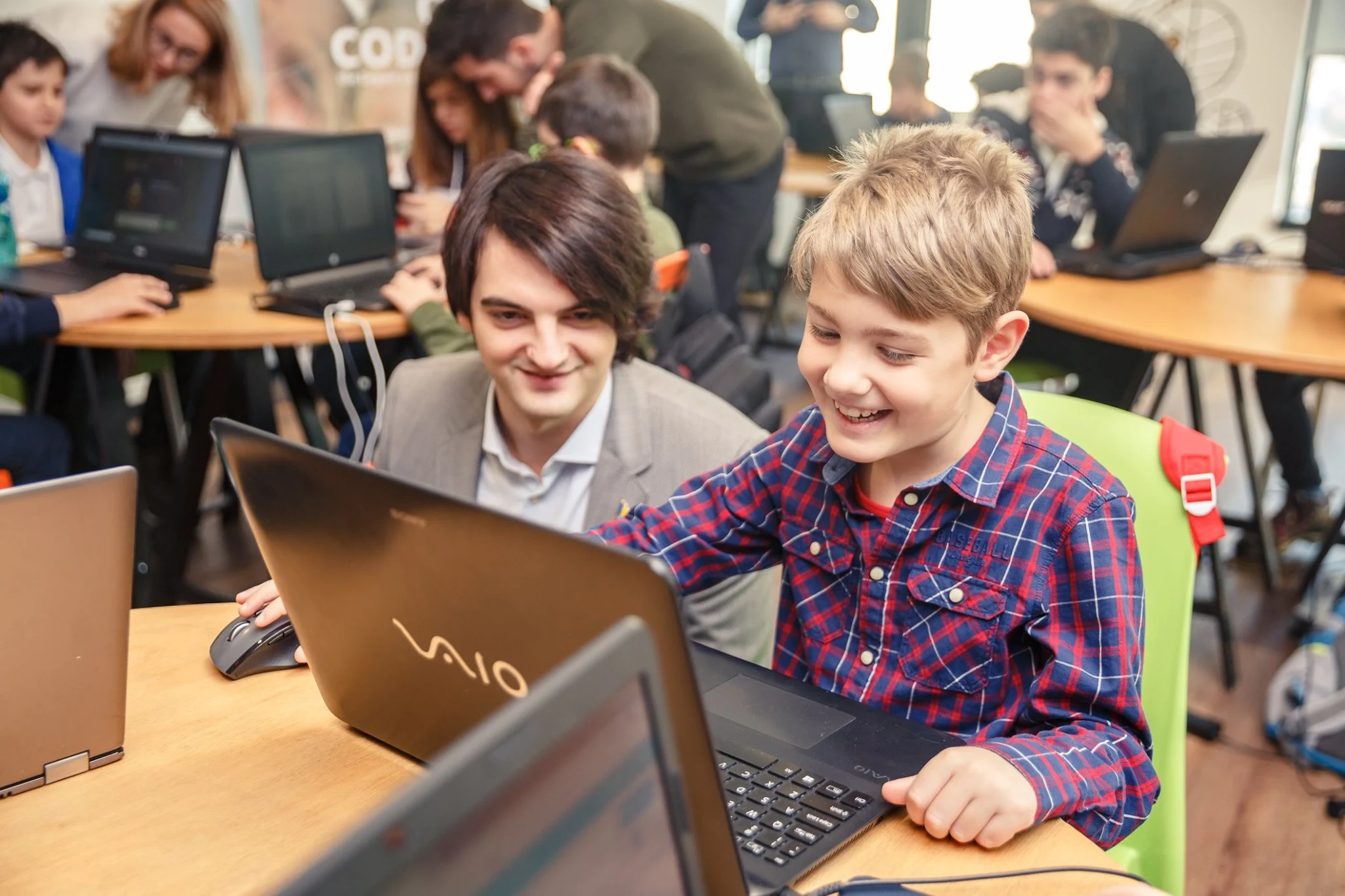 România sărbătorește 10 ani de participare la „Hour of Code” – cel mai mare eveniment de alfabetizare digitală din lume