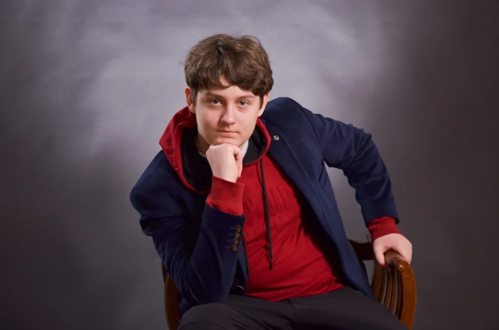 Alex Savolszki, doctorand la Cambridge, inovează educația și aduce o nouă metodă de învățare în școlile din România