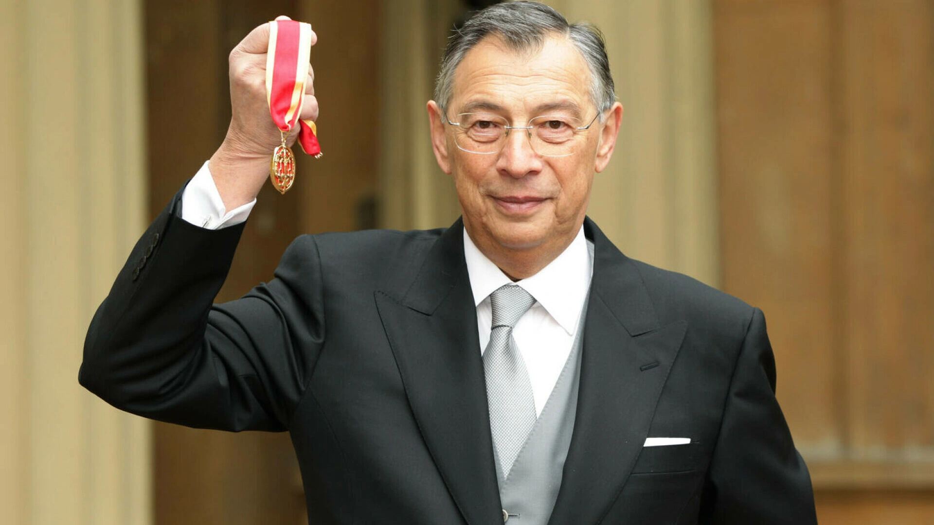 George Iacobescu, românul care a construit unul din cele mai mari centre financiare din Marea Britanie a fost decorat de președintele interimar