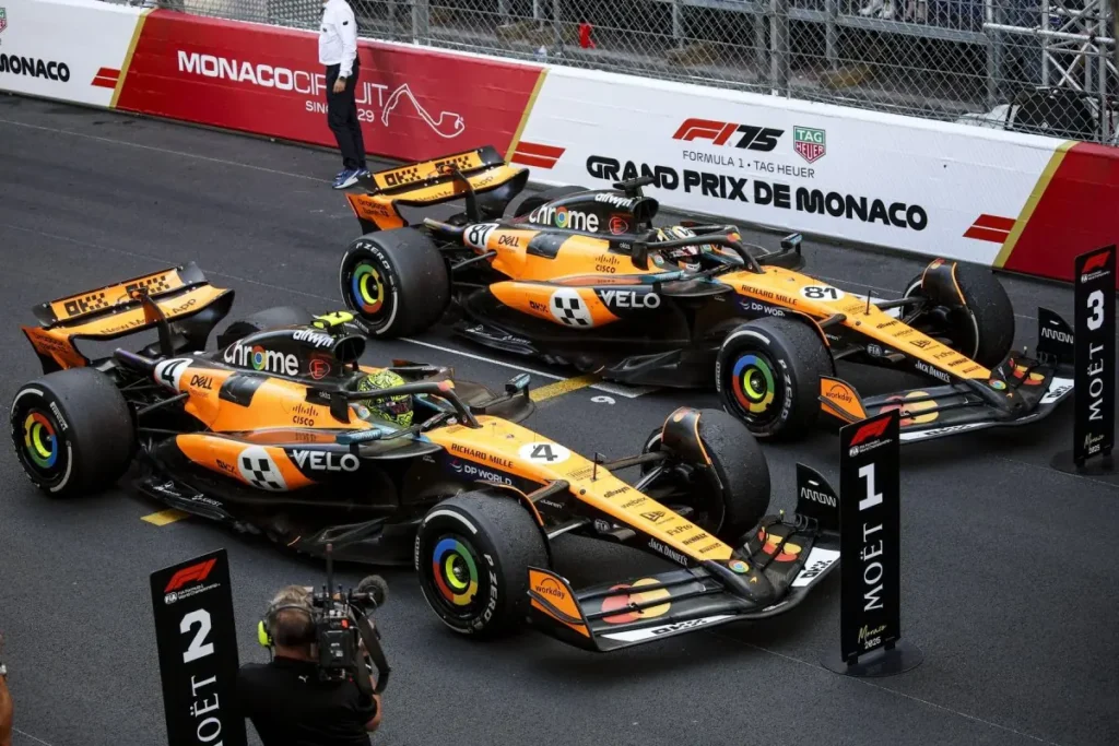 cele 2 mașini ale echipei McLaren Racing din Formula 1
