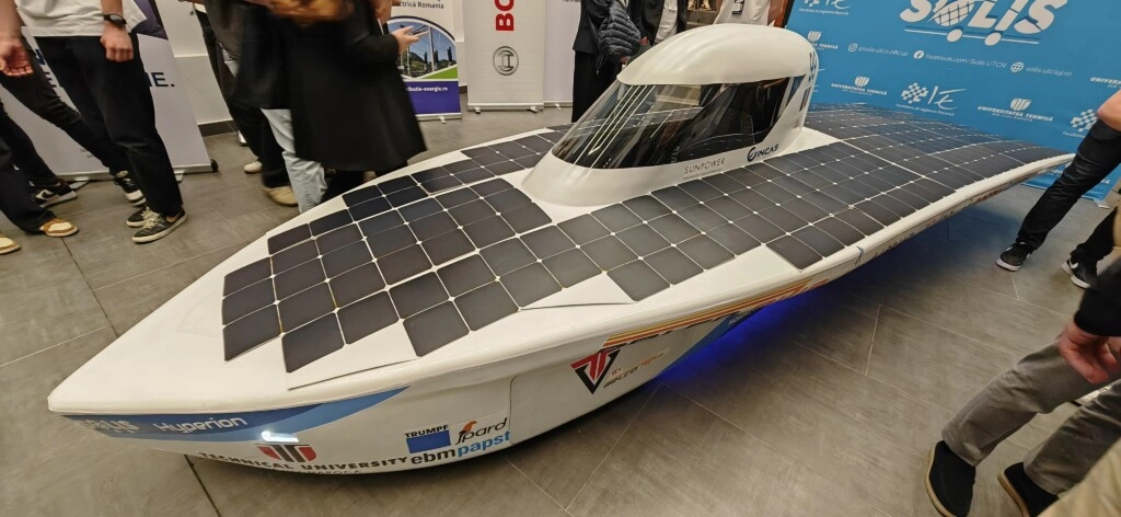 O echipă de studenți clujeni a construit mașina solară care va reprezenta România la Bridgestone World Solar Challenge în Australia