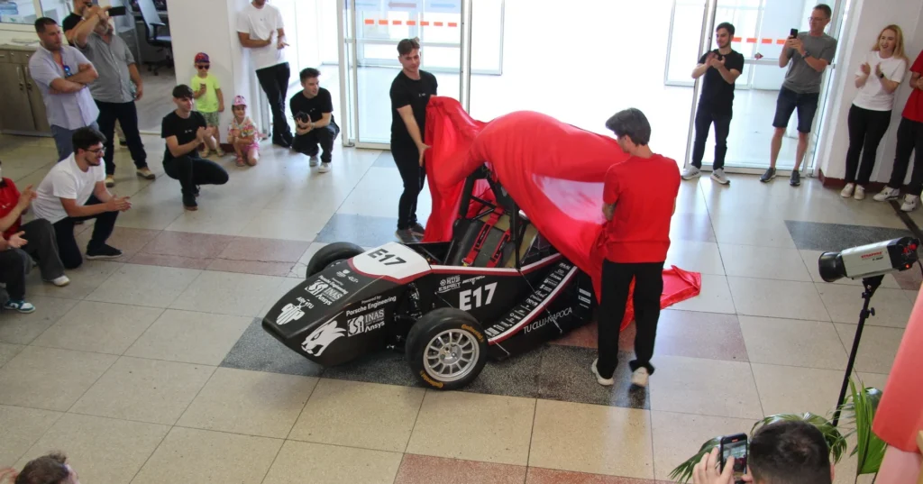 Studenții UTCN Cluj dezvelind monopostul electric în cadrul evenimentului de prezentare