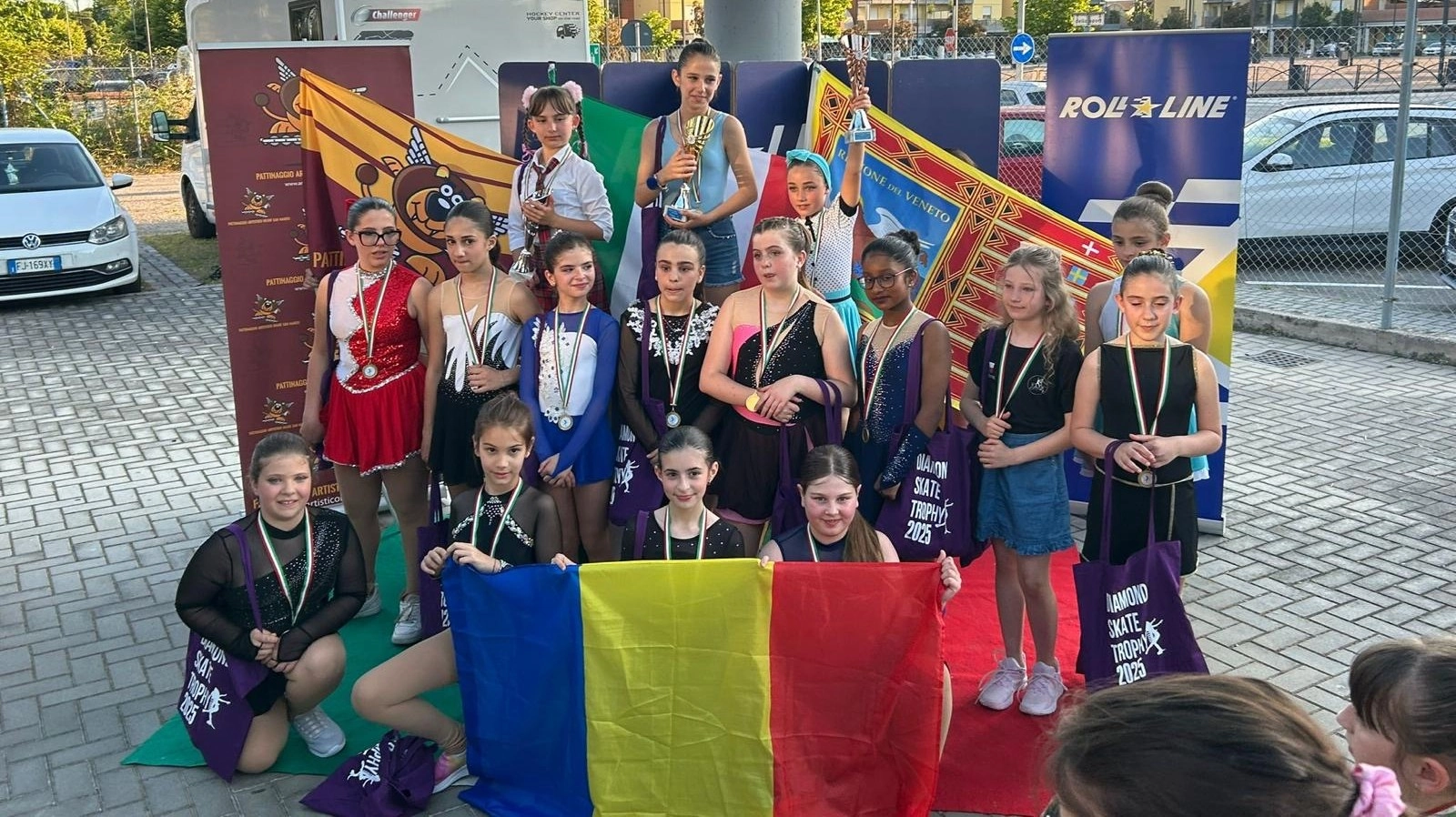 Fără patinoar, dar cu multă muncă și ambiție: clujencele de la Transylvania Skating s-a întors cu 4 medalii de aur și titlul de campioane la patinaj artistic pe role