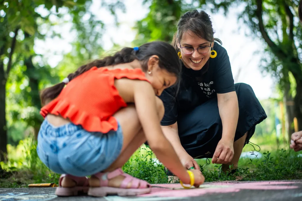 Iarina Taban, fondatoarea programului Ajungem MARI, în Parcul Circului din București, la Ziua Ajungem MARI, unde s-au desfășurat activități creative și jocuri