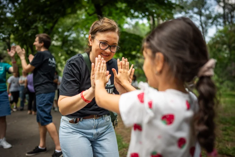 În Parcul Circului din București, de Ziua Ajungem MARI, copiii participă la activități creative și jocuri.
