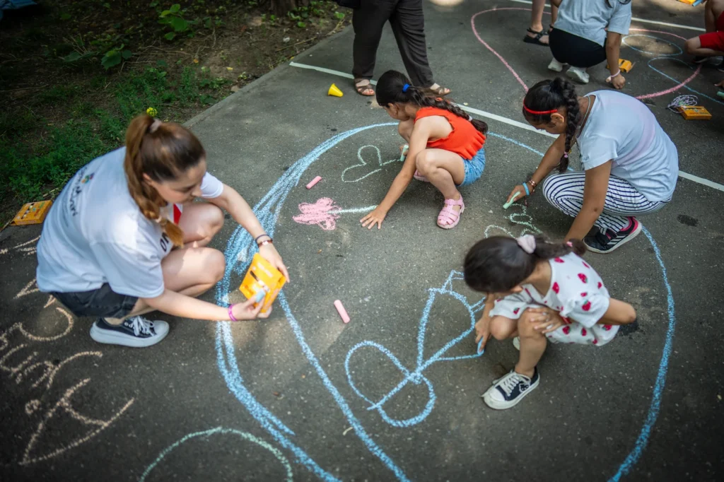 Copiii participă la activități creative și jocuri în Parcul Circului din București, de Ziua Ajungem MARI