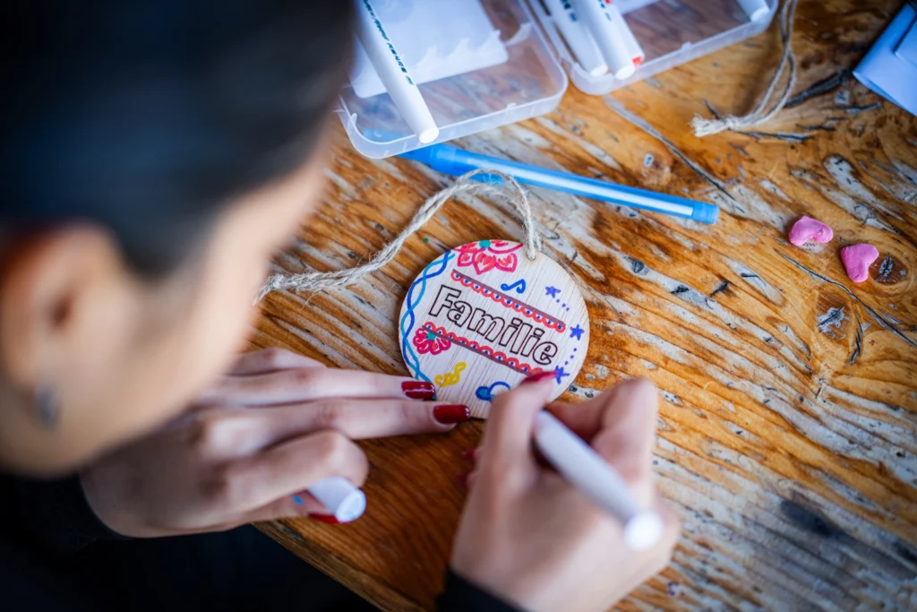 La Brașov, în tabăra de viață independentă pentru tinerii instituționalizați organizată de Ajungem MARI, copiii participă la ateliere creative