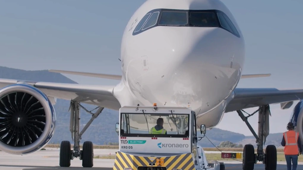 Avion Kronaero pe un aeroport.