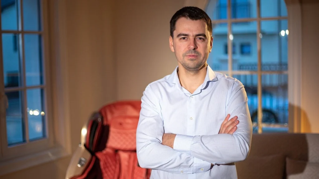 Adrian Rus fondator si CEO Komoder, brand premium pornit din Cluj și ajuns lider european pe piața de fotolii de masaj