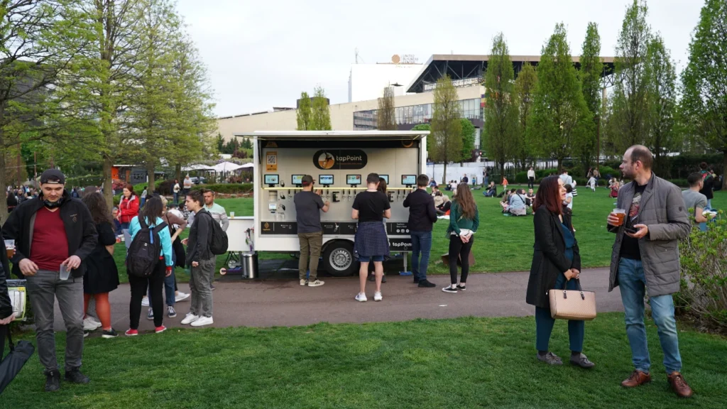 În Iulius Parc din Cluj, oamenii utilizează ecosistemul TapPoint și devin proprii lor barmani