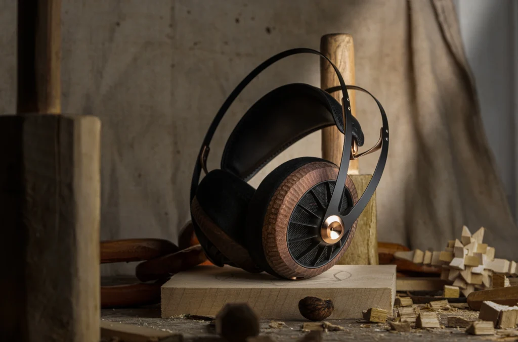 Modelul 109 Pro Primal, o ediție specială a căștilor 109 Pro, realizat manual de artizanii Meze Audio