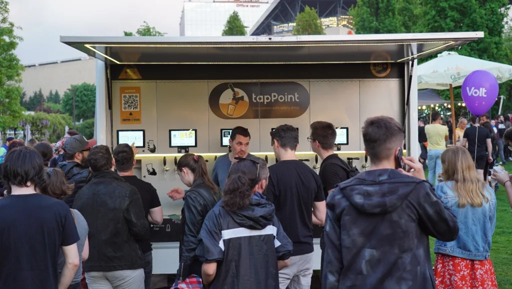 Roman Cuciuc, fondatorul TapPoint, alături de consumatorii curioși care utilizează soluția dezvoltată de echipă.