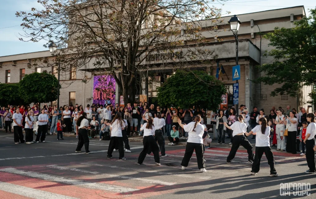 Fiecare stradă din Baia Mare se transformă într-o scenă vie, cu ocazia festivalului Aproape