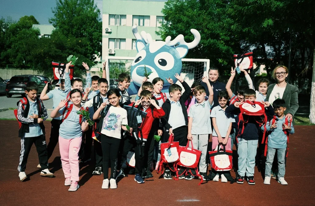 Wolt Romania transformă vechile genți de livrare Tazz în ghiozdane și penare pentru copii