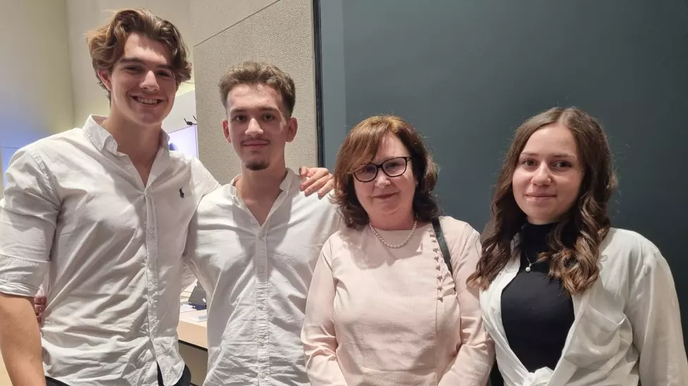 Trei elevi din Brașov au inventat un creion inteligent care-ți vibrează în mână când faci greșeli gramaticale