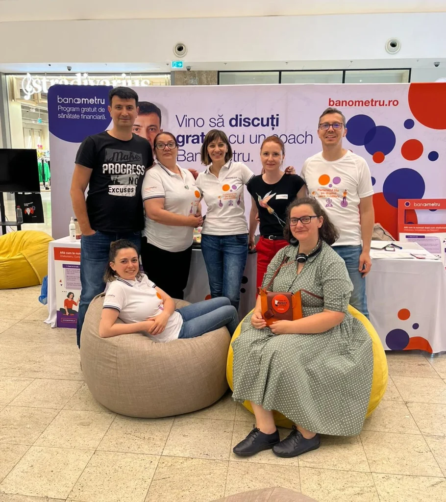 O parte din echipa Banometru, în cadrul unei caravane de educație financiară desfășurate în județele Iași și Timișoara în 2022. Au vorbit cu oamenii care circulau în centre comerciale despre credite și finanțe, și am făcut coaching financiar live, pe loc. Fotografia este realizată la Timișoara.