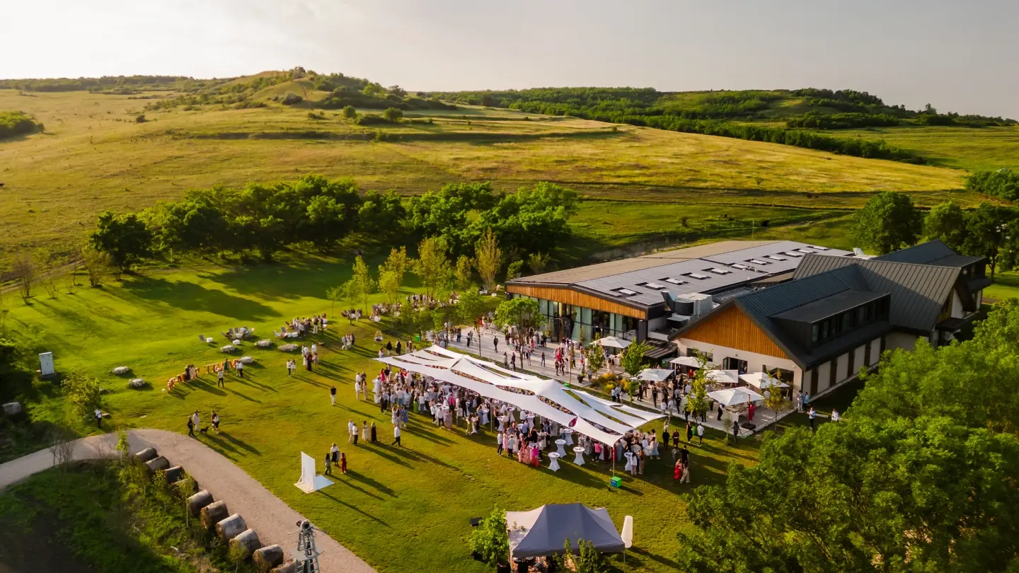 Wild Hills Country Club se întinde pe un domeniu de 100 de hectare, lângă Cluj