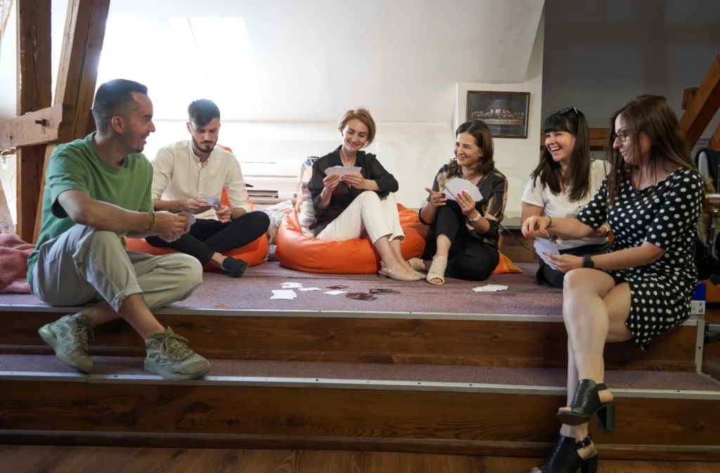 O parte din echipa Grapefruit, surprinsă într-un moment relaxat de joc și conversație