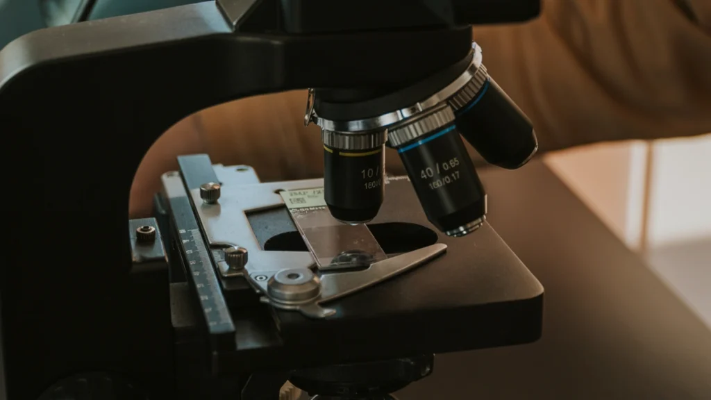 Imaginile sunt transmise live prin videomicroscopie, iar microscopul este acționat de medic de la distanță, pe toate axele de control, permițând o interacțiunie fluentă, fără întreruperi, între medic și microscop, ca și cum amândoi s-ar afla în același laborator