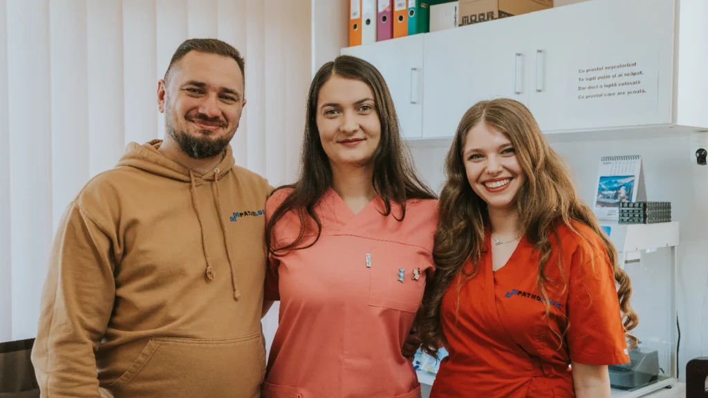 O parte din Echipa CLARA: dr. Claudiu Mirescu, biolog Andreea Barbu și biolog Larisa Cighi