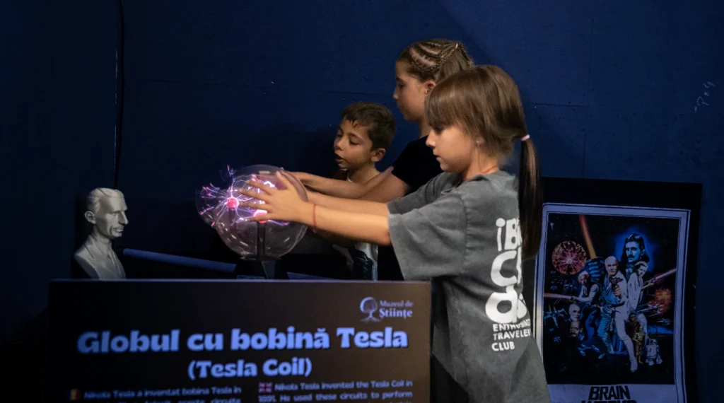 De asemenea, interacționează cu dispozitive care arată cum energia se transferă și cum obiectele pot levita.