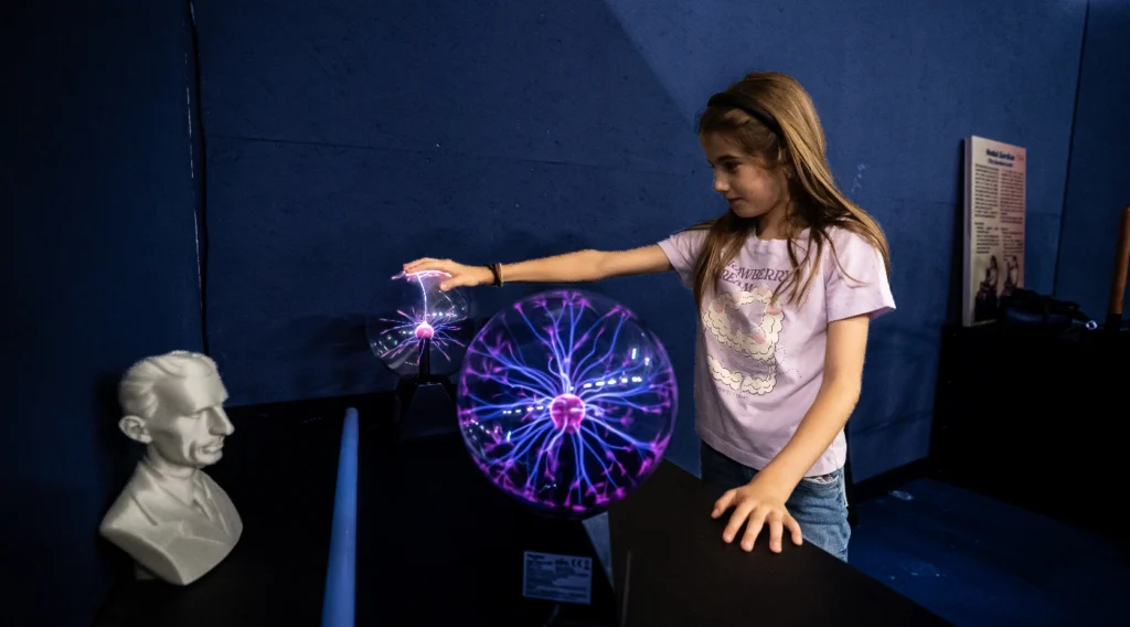 La YOBO Experience, copiii experimentează diferite fenomene optice, magnetice și electrice
