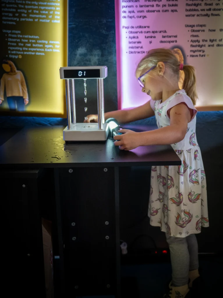 La YOBO, copiii înțeleg cum pilitura de fier dansează sub influența electromagneților și fac cunoștință cu navigația celestă.