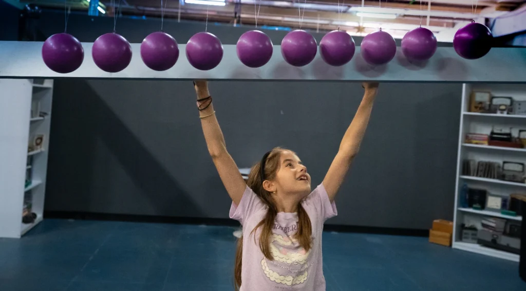 Micuții învață cum se mișcă planetele în jurul Soarelui prin Trammelul lui Arhimede.