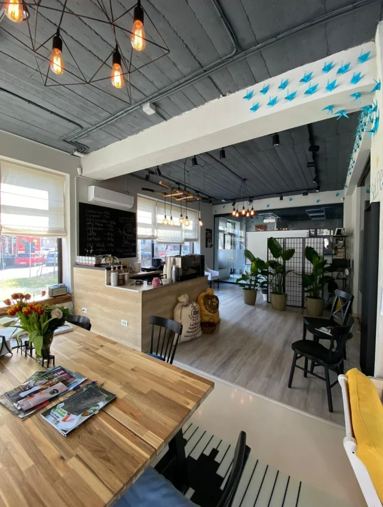 SAGA Cafe, parte din hub-ul Educațional SAGA Tower, creat din aceeași dragoste pentru educație și artă, combinate cu nevoia unui spațiu cald și primitor de socializare