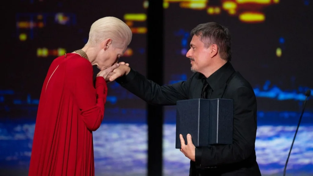 Tilda Swinton, una dintre marile actrițe ale lumii, îi sărută mâna regizorului român Cristian Mungiu la înmânarea trofeului Palme d'Or