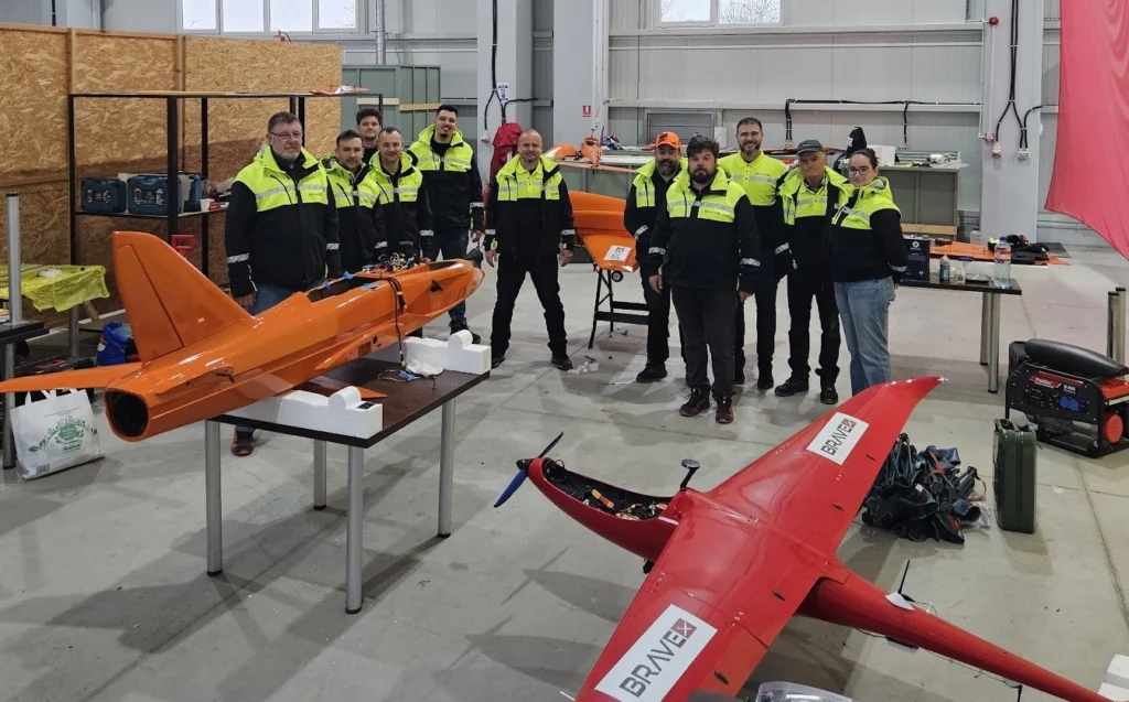 Echipa BraveX Aero alături de două dintre dronele produse 100% în România, în hala de lângă Cluj