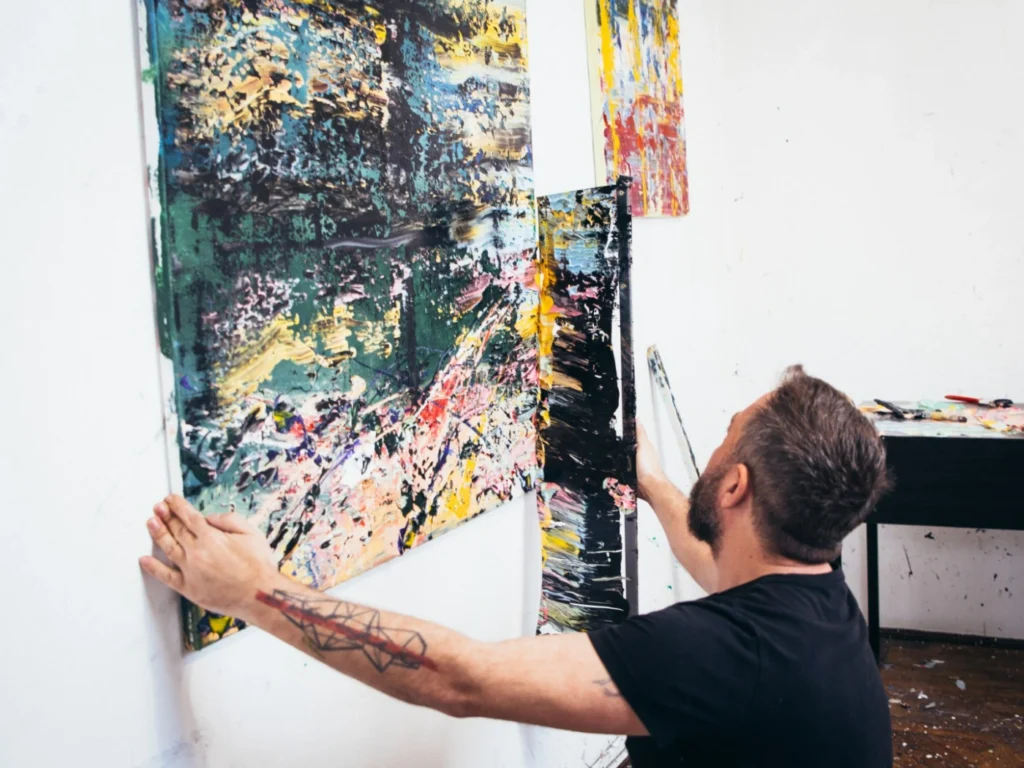 Artistul Bogdan Mihai Radu, în atelierul său din Londra