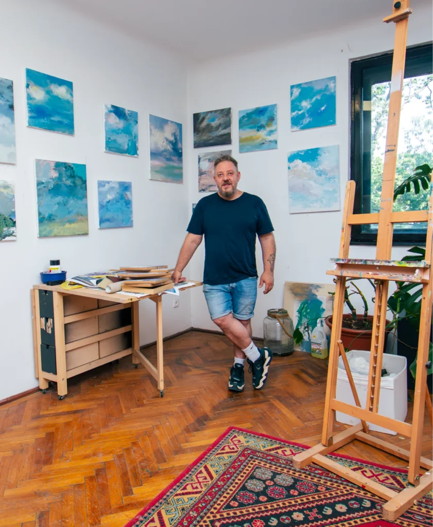 Bogdan Mihai Radu, în atelierul său din București, alături de noua serie de lucrări