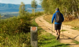 om mergând pe jos pe Via Transilvanica