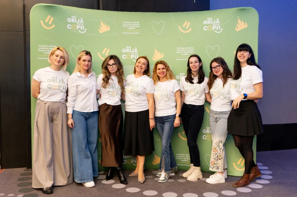 Echipa de bază Din grijă pentru copii, alături de o parte din voluntari.