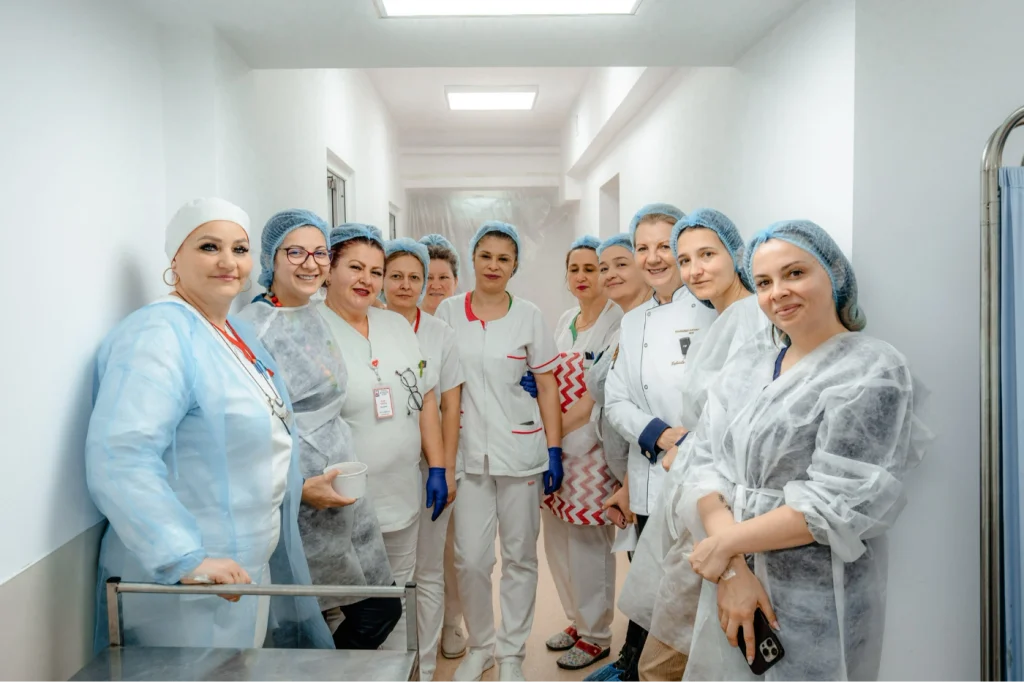 O parte din echipa care are grijă ca micuții care ajung la Spitalul de Pediatrie din Pitești să mănânce sănătos